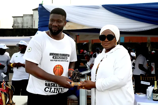 The immediate past President of NOWA, Hajiya Nana Aisha Gambo receiving a souvenir from the founder of Amenomo Foundation, Mr Henry Umoru during a Basketball Clinic organised in conjunction with NOWA at Calabar, Cross River State