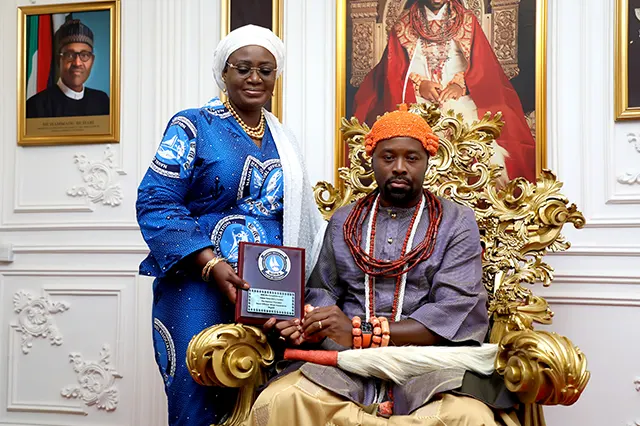 The immediate past President of NOWA, Hajiya Nana Aisha Gambo presenting a souvenir to HRM Olu of Warri, Ogiame Atuwatse III CFR during a courtesy visit to his palace
